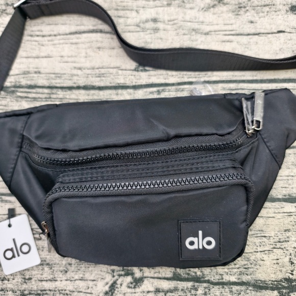 ALO Yoga Explorer Convertible Pack | 3L Nylon Waist Bag - Picture 3 of 5